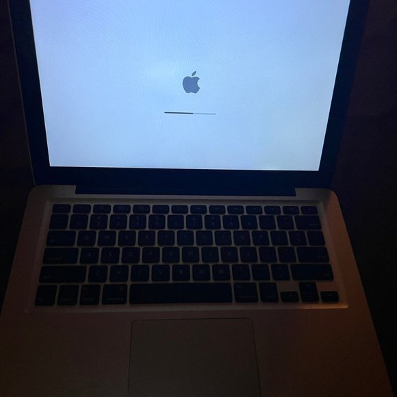 Apple MacBook Pro 13.3" Laptop Mid 2010 4GB | 240-GB SSD | 2.4 GHz Core 2 Duo - Picture 9 of 10